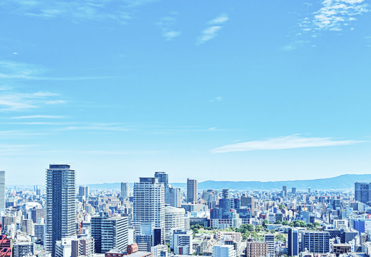 PCを入力するスール姿のの男性